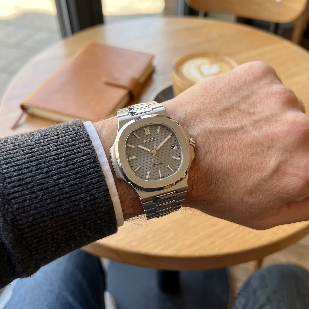 Seiko Mod Uhr NAUT MOD – SILBER – am Handgelenk – Wristshot – MedoMods