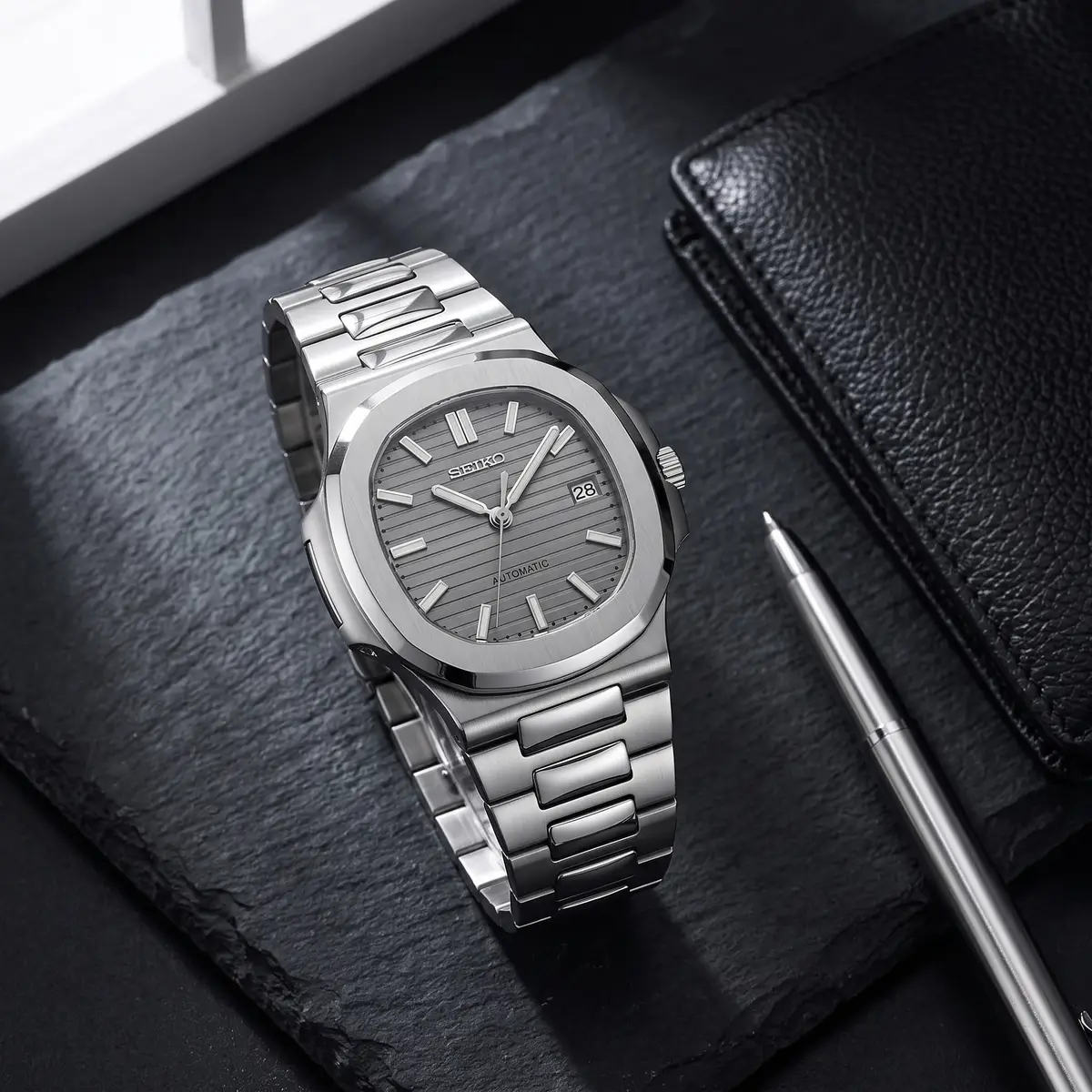 Seiko Mod Uhr NAUT MOD – SILBER – Flatlay auf Schiefer – MedoMods