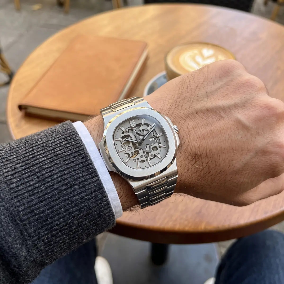 Seiko Mod Uhr NAUT MOD – SKELETON – am Handgelenk – Wristshot – MedoMods
