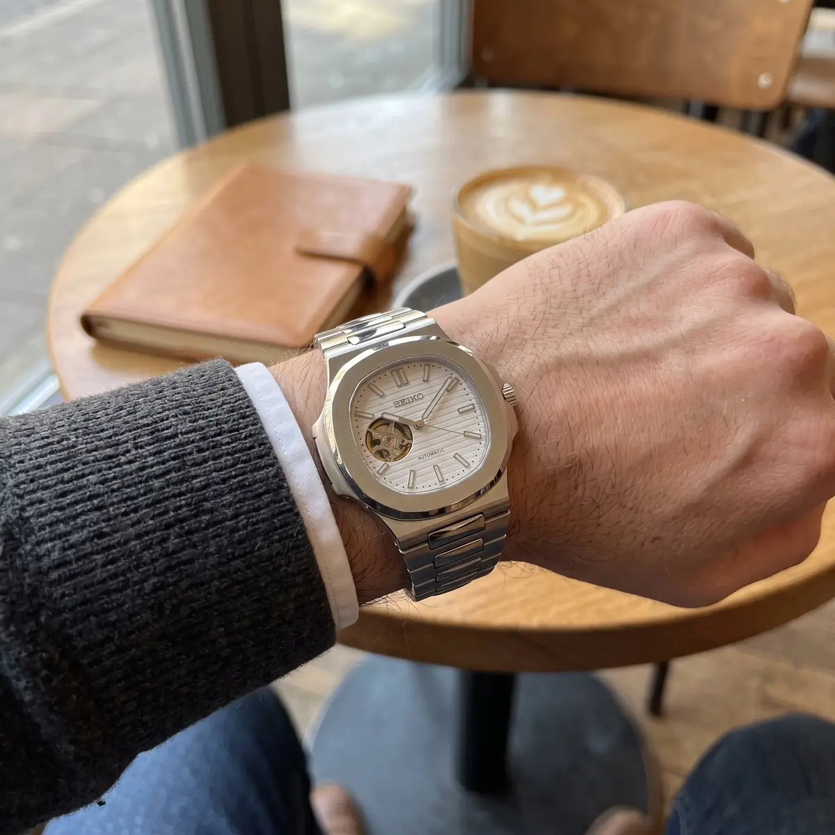 Seiko Mod Uhr NAUT MOD – SCHNEEWEISS (OFFENES HERZ) – am Handgelenk – Wristshot – MedoMods