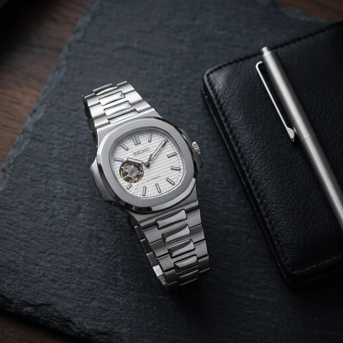 Seiko Mod Uhr NAUT MOD – SCHNEEWEISS (OFFENES HERZ) – Flatlay auf Schiefer – MedoMods