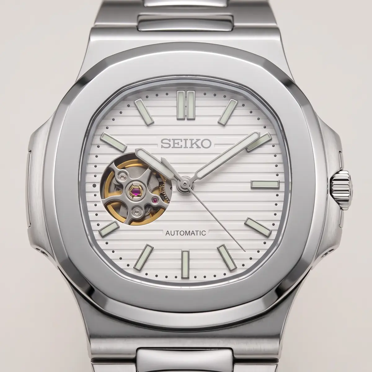 Seiko Mod Uhr NAUT MOD – SCHNEEWEISS (OFFENES HERZ) – Zifferblatt Nahaufnahme – MedoMods