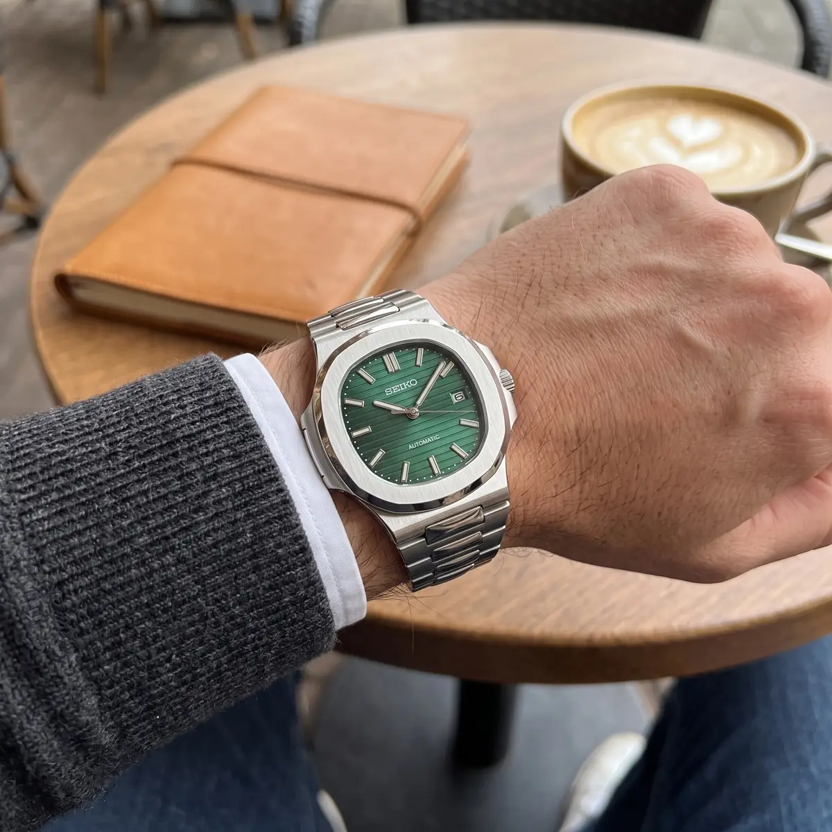 Seiko Mod Uhr NAUT MOD – SUNBURST GRÜN – am Handgelenk – Wristshot – MedoMods