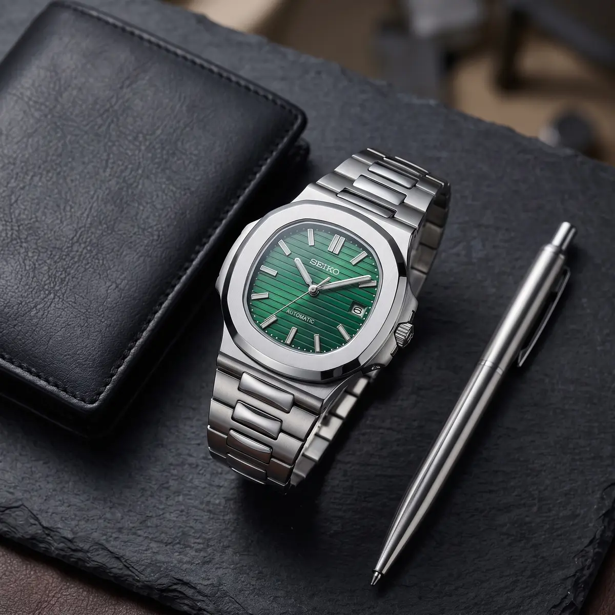 Seiko Mod Uhr NAUT MOD – SUNBURST GRÜN – Flatlay auf Schiefer – MedoMods