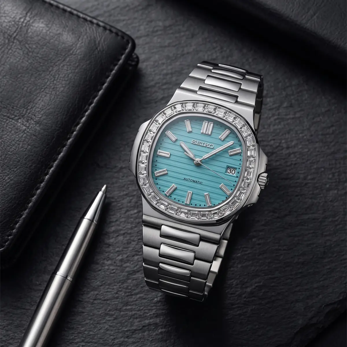 Seiko Mod Uhr NAUT MOD – TIFFANY (DIAMANT) – Flatlay auf Schiefer – MedoMods