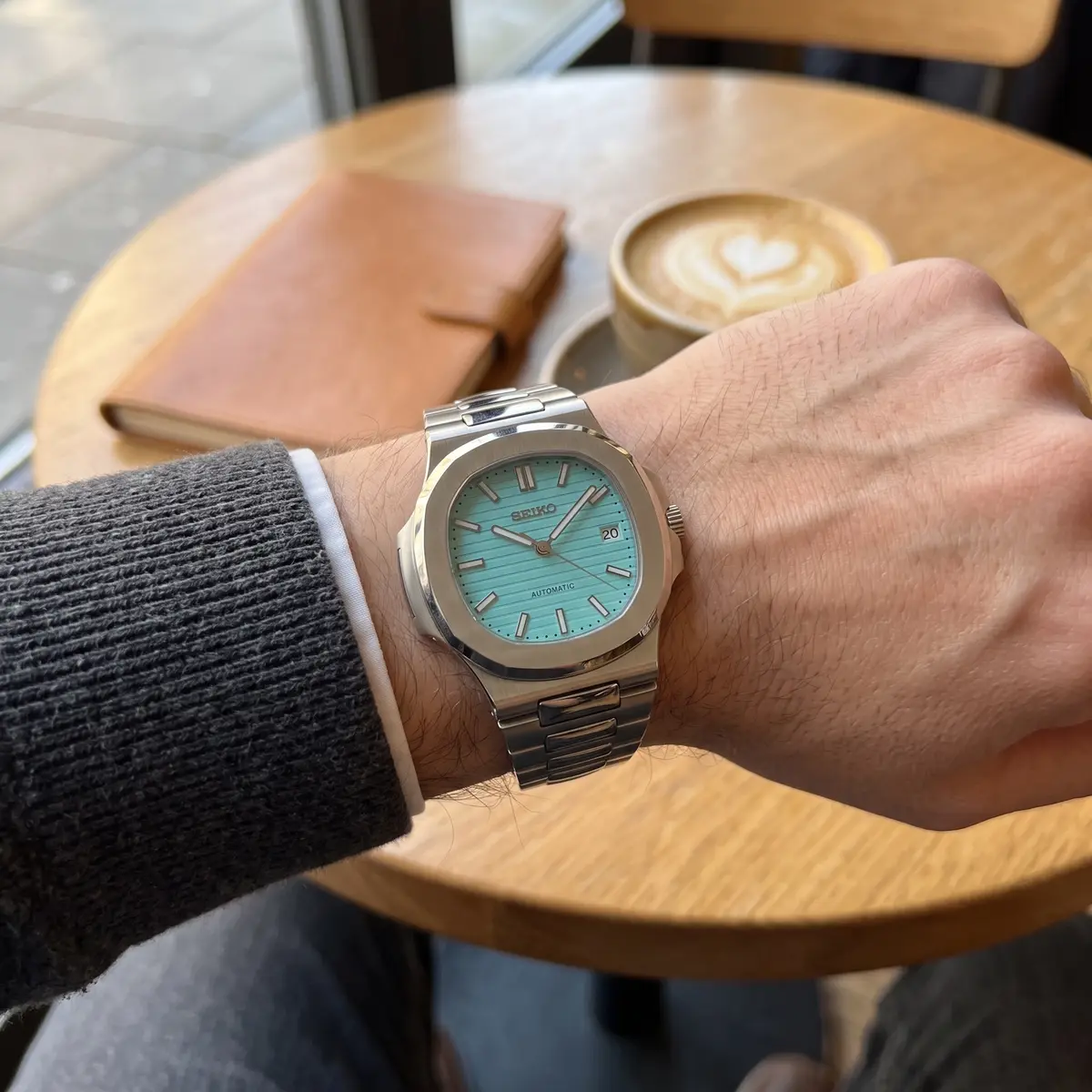 Seiko Mod Uhr NAUT MOD – TIFFANY – am Handgelenk – Wristshot – MedoMods