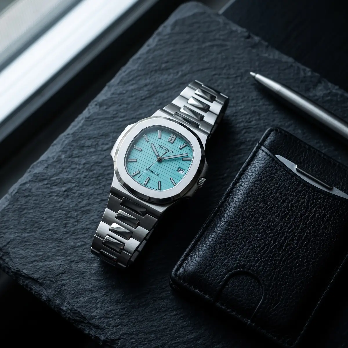 Seiko Mod Uhr NAUT MOD – TIFFANY – Flatlay auf Schiefer – MedoMods