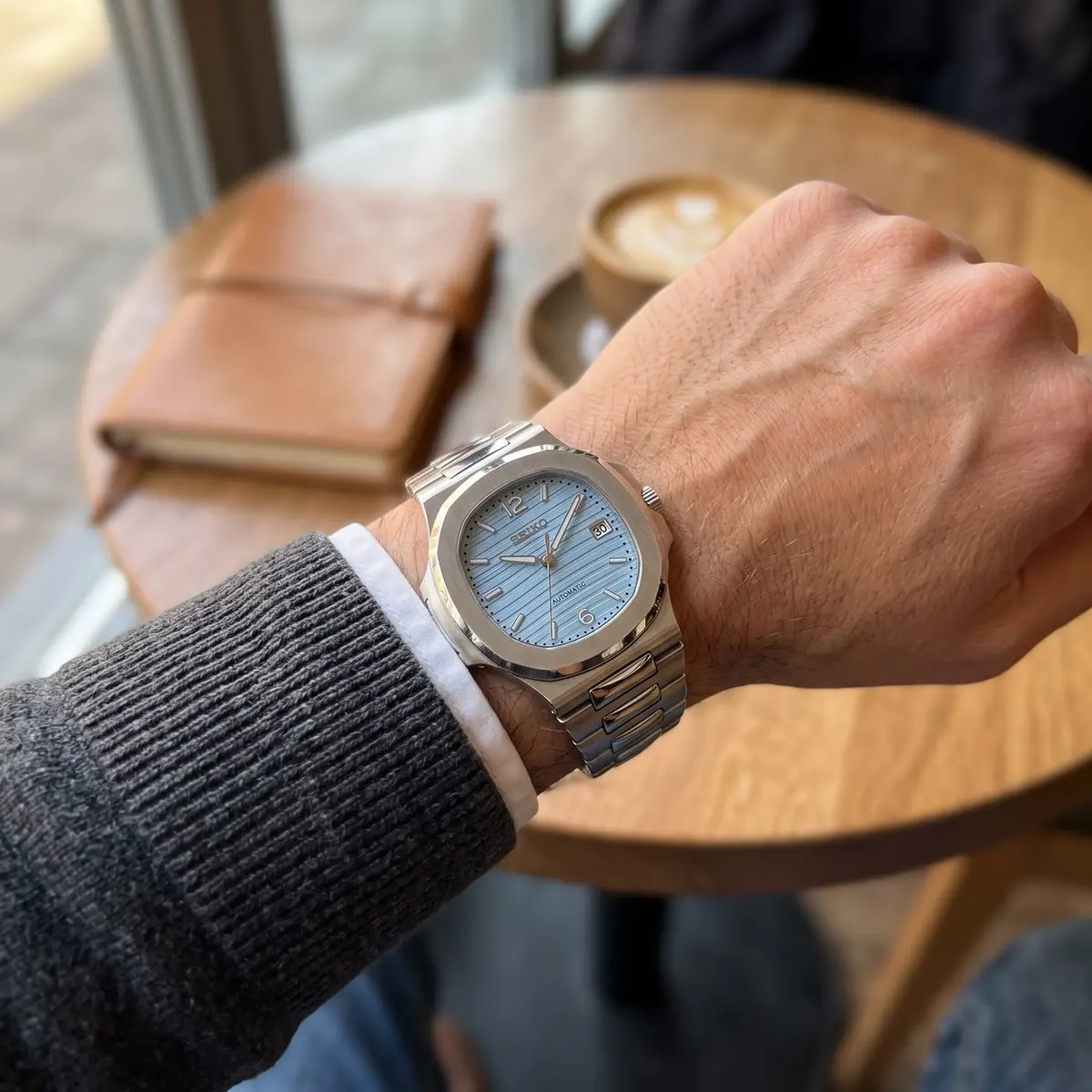 Seiko Mod Uhr NAUT MOD – WAVE BABYBLAU – am Handgelenk – Wristshot – MedoMods