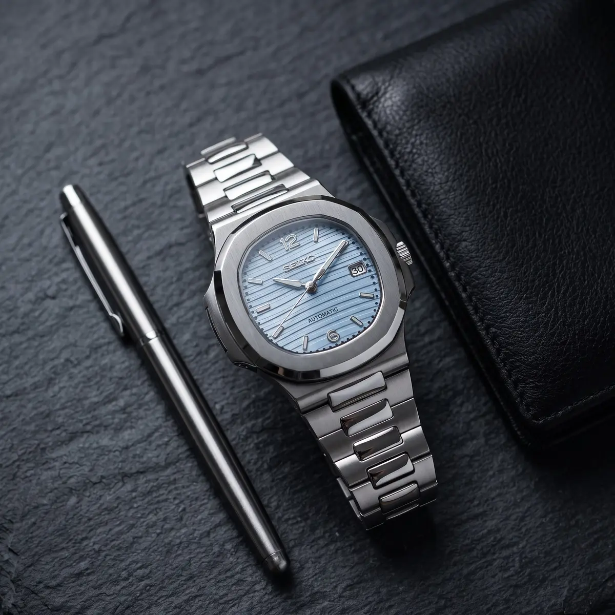 Seiko Mod Uhr NAUT MOD – WAVE BABYBLAU – Flatlay auf Schiefer – MedoMods
