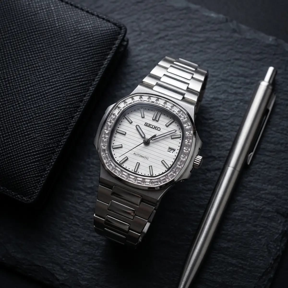 Seiko Mod Uhr NAUT MOD | Weiß (Diamantlünette) – Automatik – Flatlay auf Schiefer – MedoMods