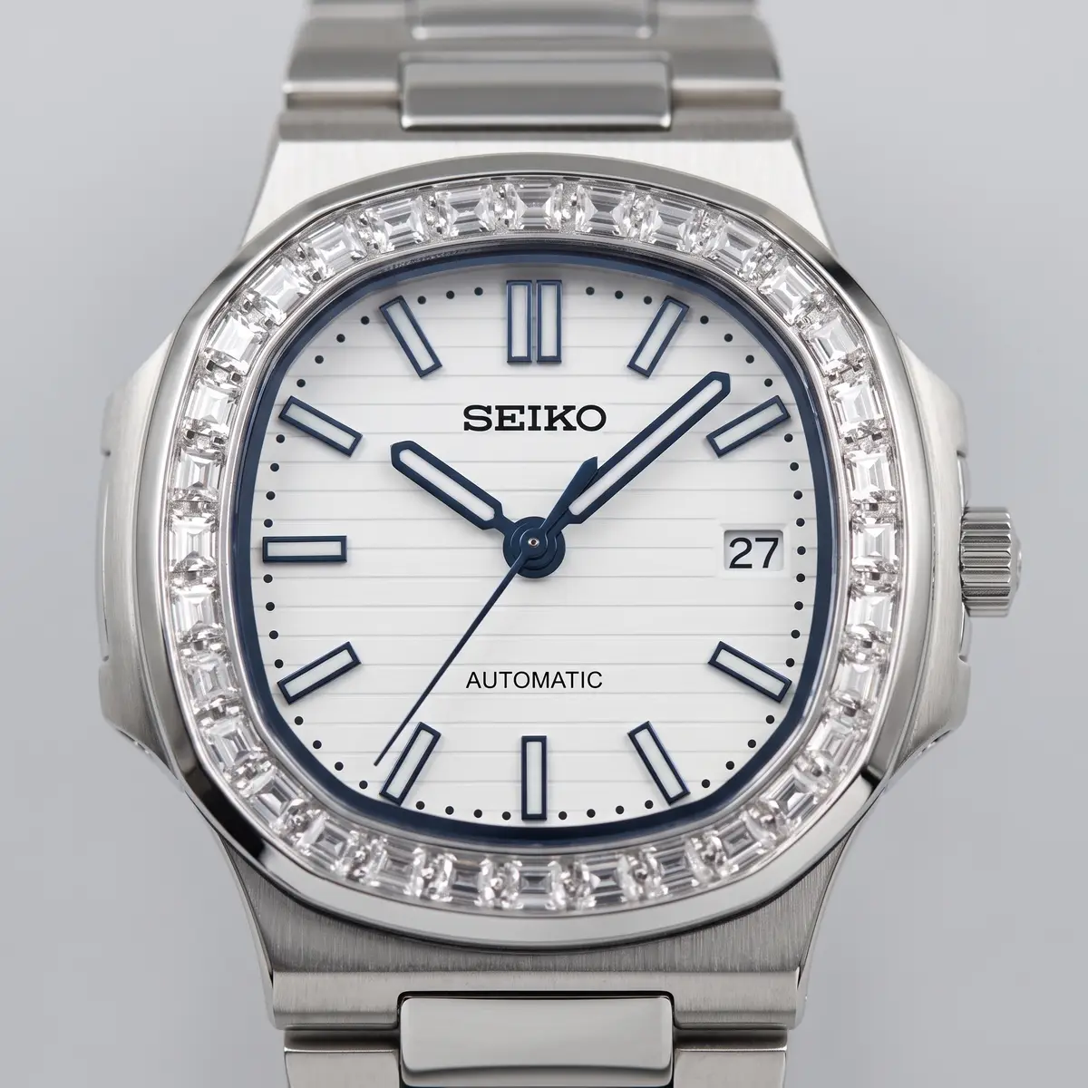 Seiko Mod Uhr NAUT MOD | Weiß (Diamantlünette) – Automatik – Zifferblatt Nahaufnahme – MedoMods