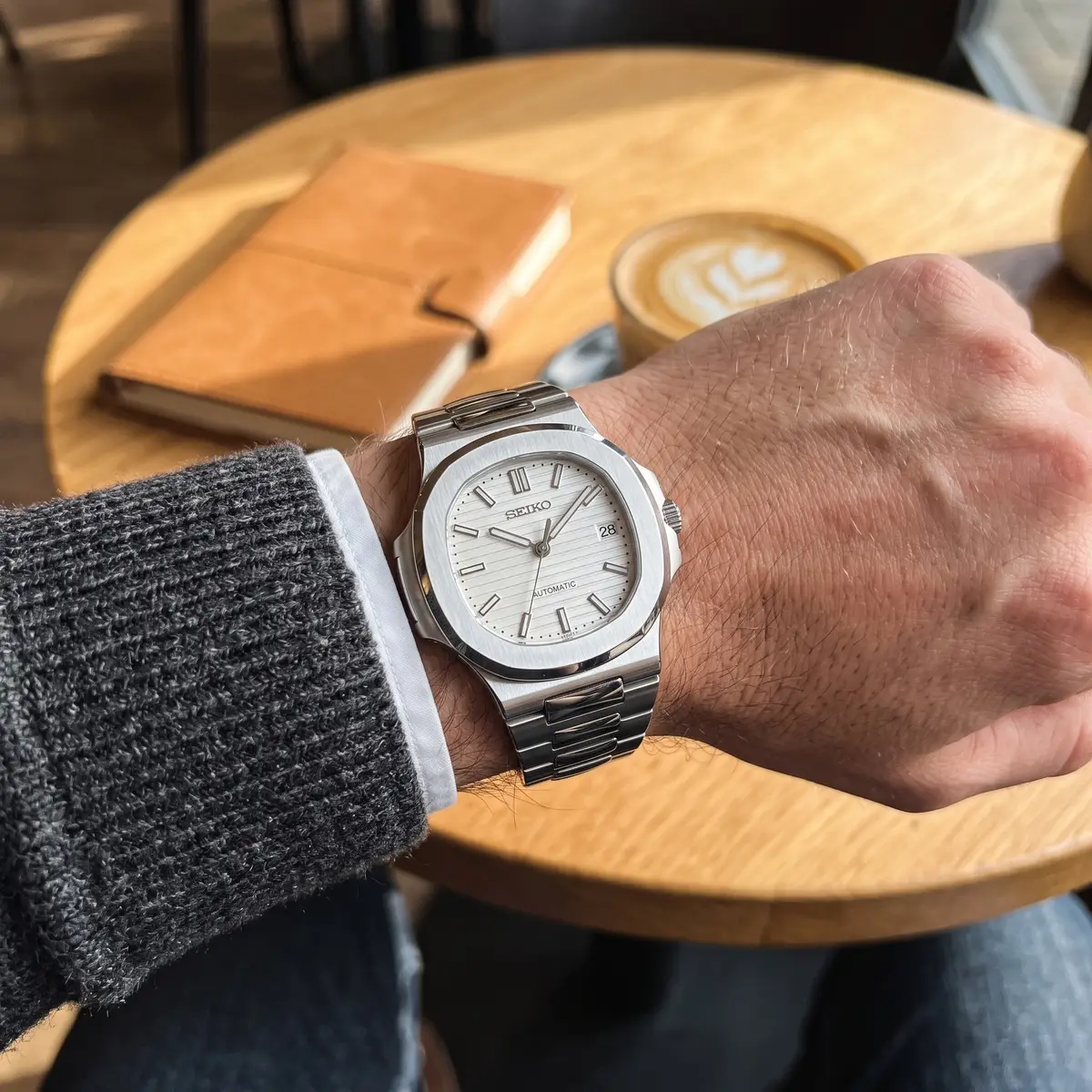 Seiko Mod Uhr NAUT MOD – WEISS – am Handgelenk – Wristshot – MedoMods