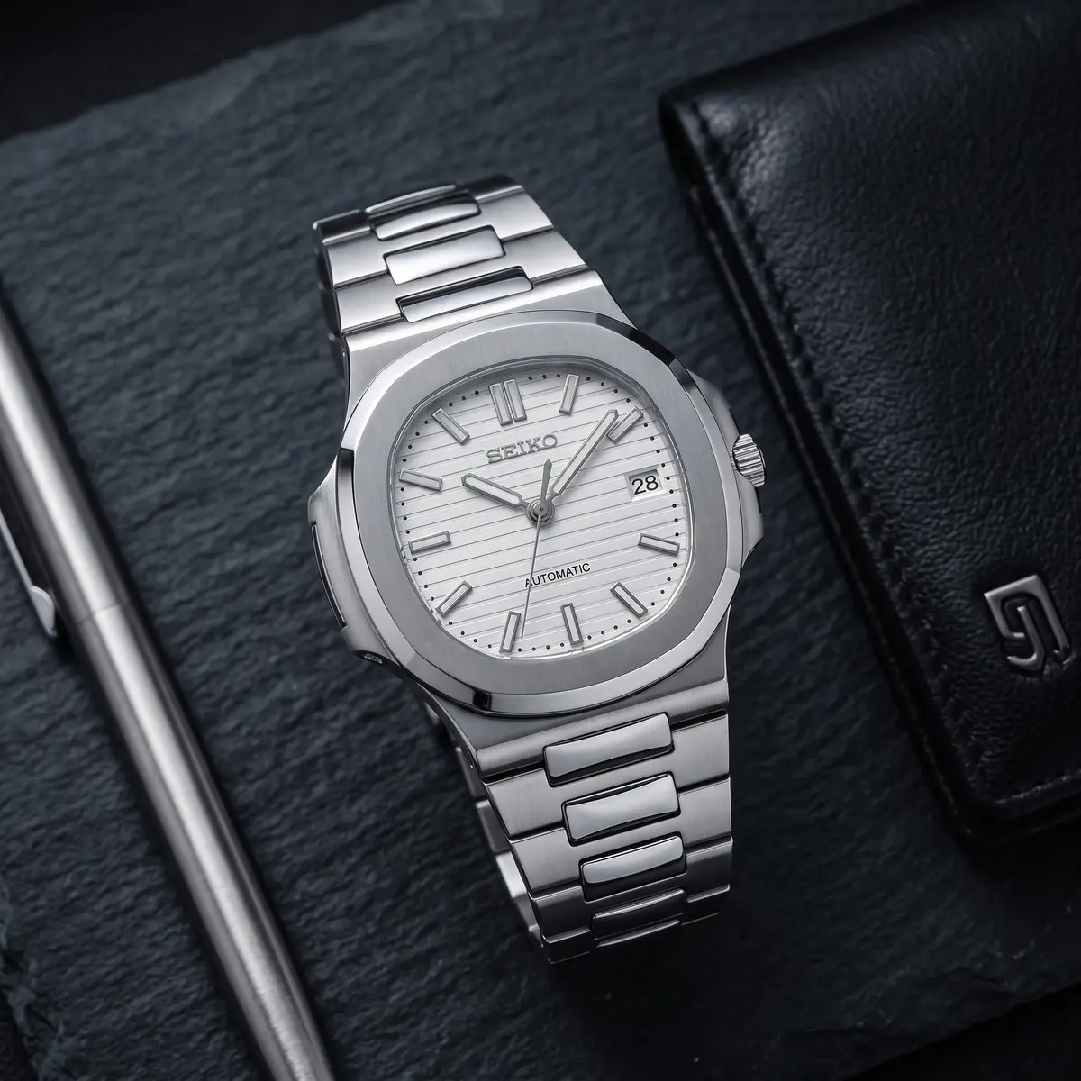 Seiko Mod Uhr NAUT MOD – WEISS – Flatlay auf Schiefer – MedoMods