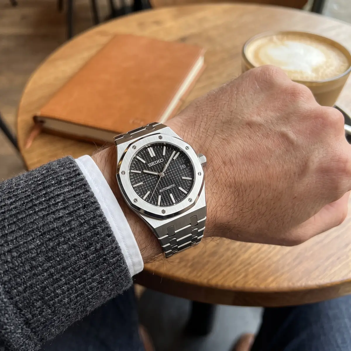 Seiko Mod Uhr OAK MOD – SCHWARZ – am Handgelenk – Wristshot – MedoMods