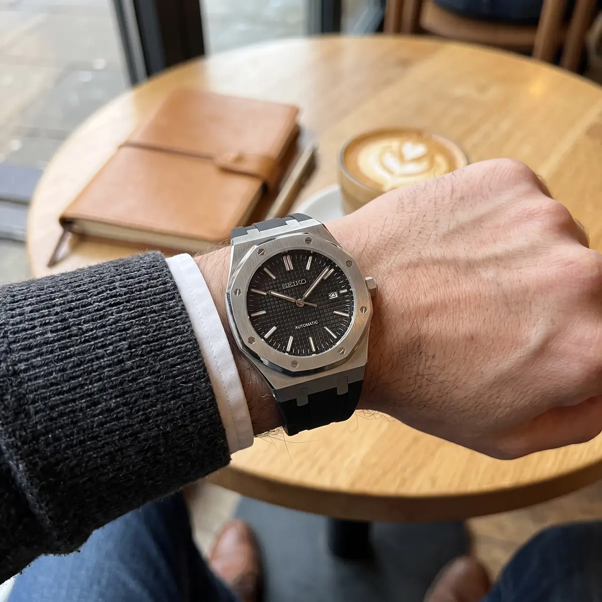 Seiko Mod Uhr OAK MOD | Schwarz auf Schwarz – Kautschukarmband – am Handgelenk – Wristshot – MedoMods