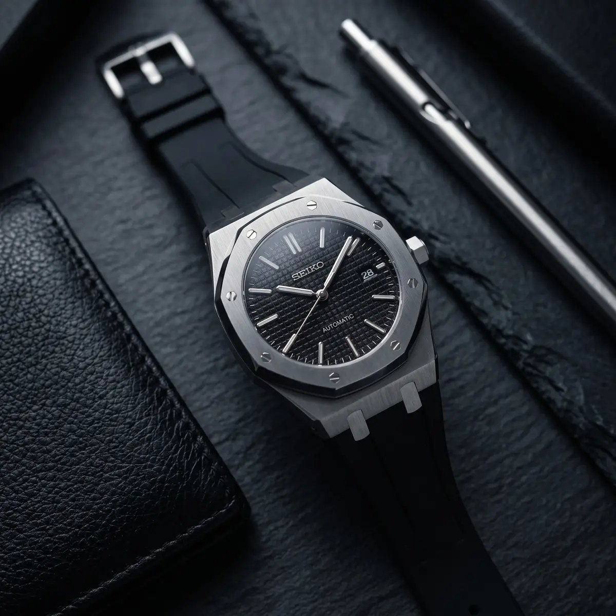 Seiko Mod Uhr OAK MOD | Schwarz auf Schwarz – Kautschukarmband – Flatlay auf Schiefer – MedoMods