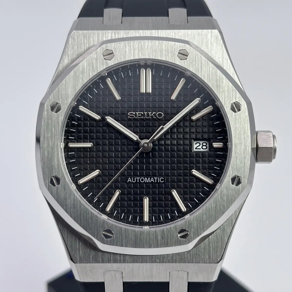 Seiko Mod Uhr OAK MOD | Schwarz auf Schwarz – Kautschukarmband – Zifferblatt Nahaufnahme – MedoMods