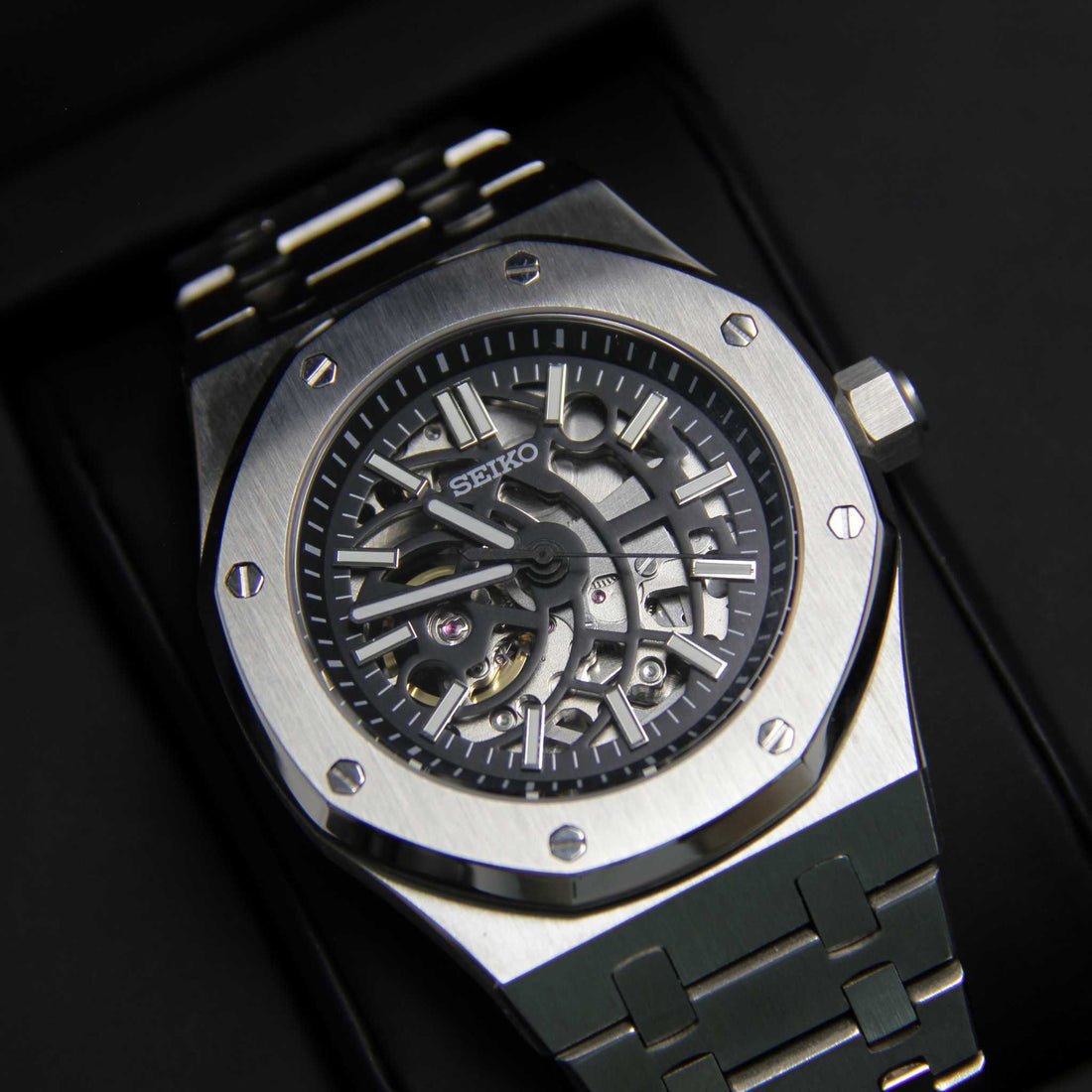 OAK MOD | Schwarz Skeleton – Integriertes Armband