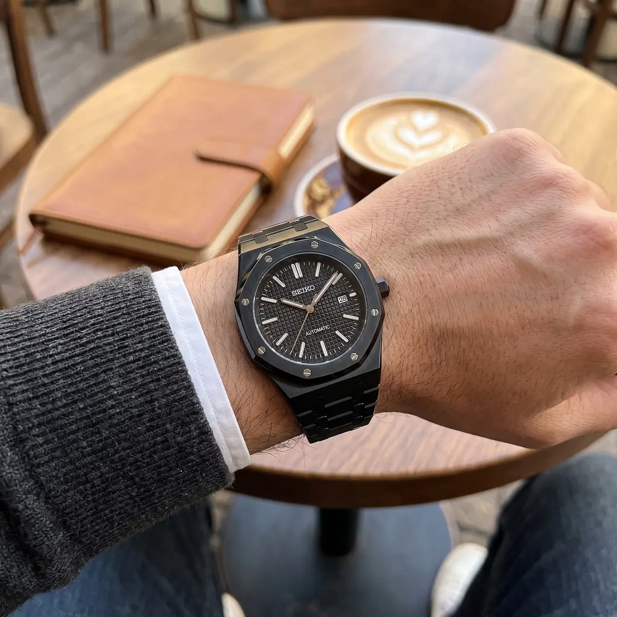 Seiko Mod Uhr OAK MOD – BLACKED OUT – am Handgelenk – Wristshot – MedoMods
