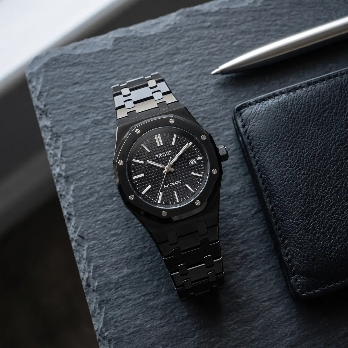 Seiko Mod Uhr OAK MOD – BLACKED OUT – Flatlay auf Schiefer – MedoMods
