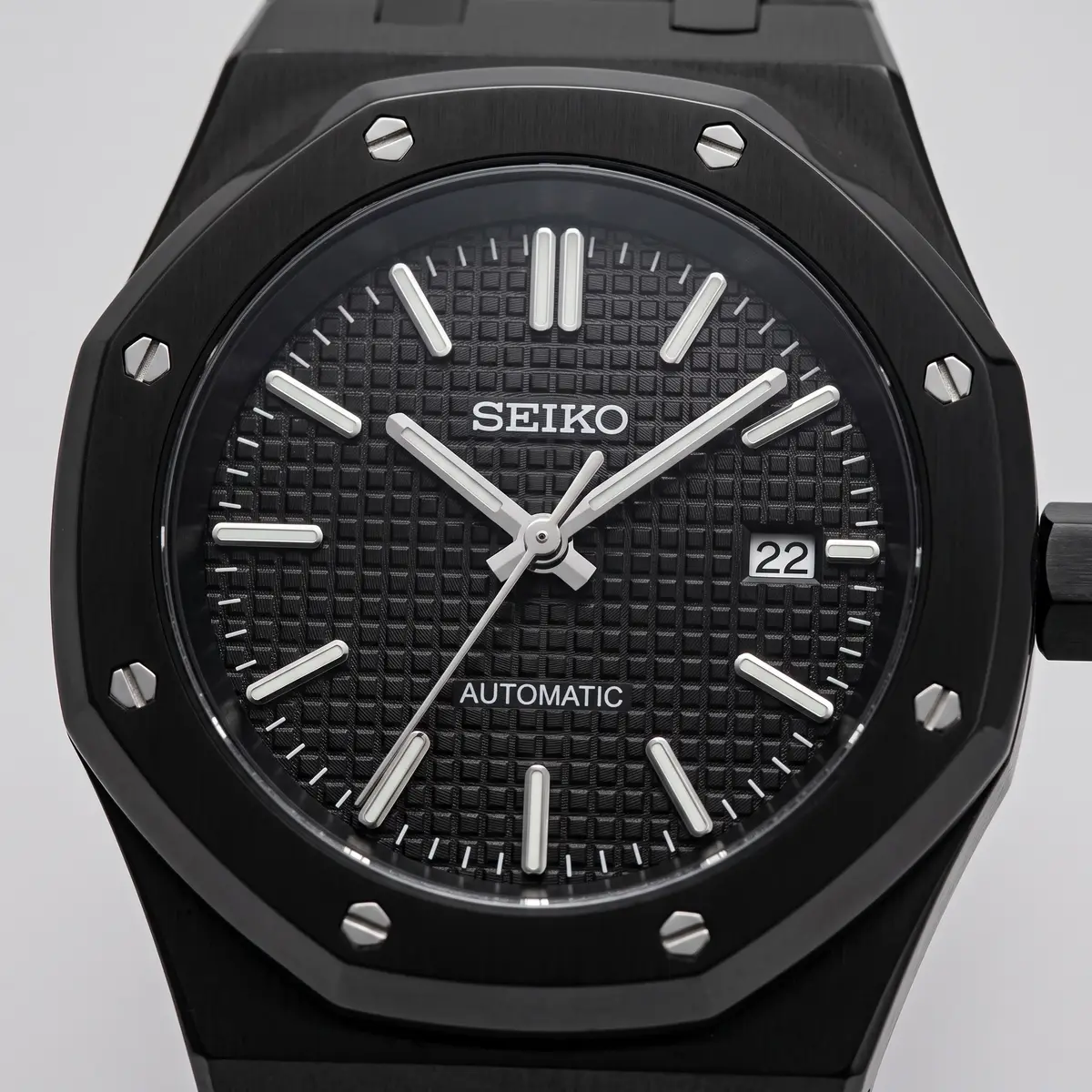 Seiko Mod Uhr OAK MOD – BLACKED OUT – Zifferblatt Nahaufnahme – MedoMods