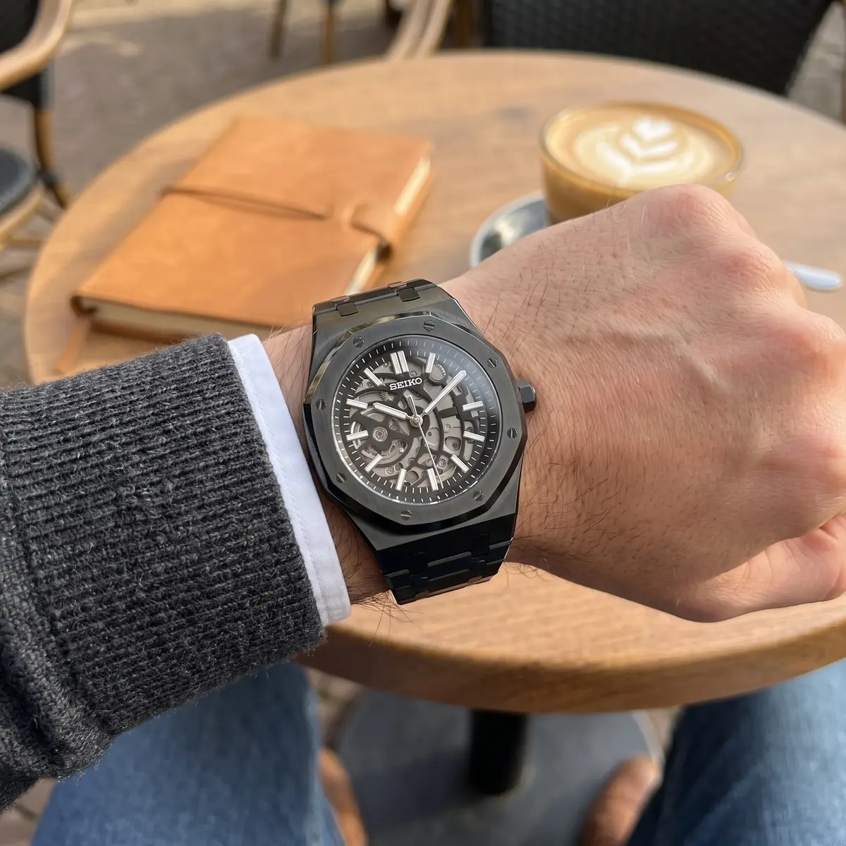 Seiko Mod Uhr OAK MOD – SCHWARZES SKELETON – am Handgelenk – Wristshot – MedoMods