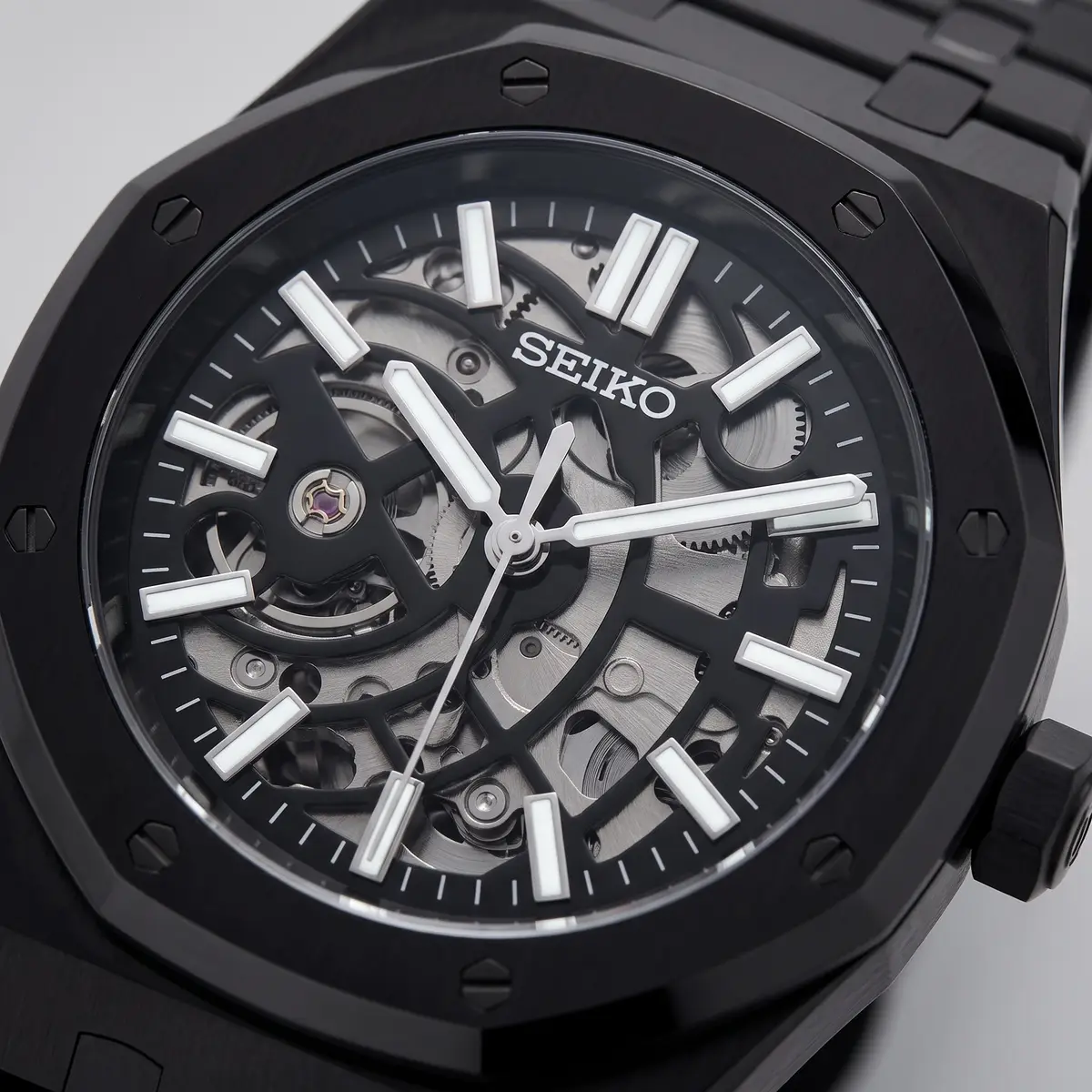 Seiko Mod Uhr OAK MOD – SCHWARZES SKELETON – Zifferblatt Nahaufnahme – MedoMods
