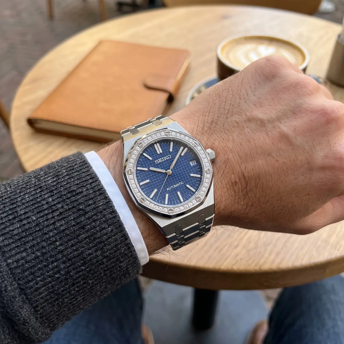 Seiko Mod Uhr EICHENHOLZ – BLAU (GEM) – am Handgelenk – Wristshot – MedoMods