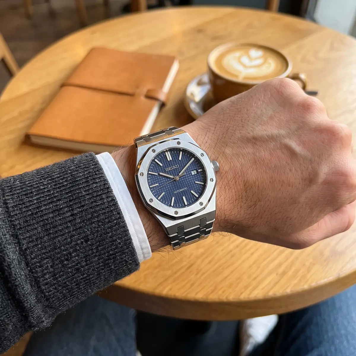 Seiko Mod Uhr OAK MOD | Blau – Integriertes Armband – am Handgelenk – Wristshot – MedoMods