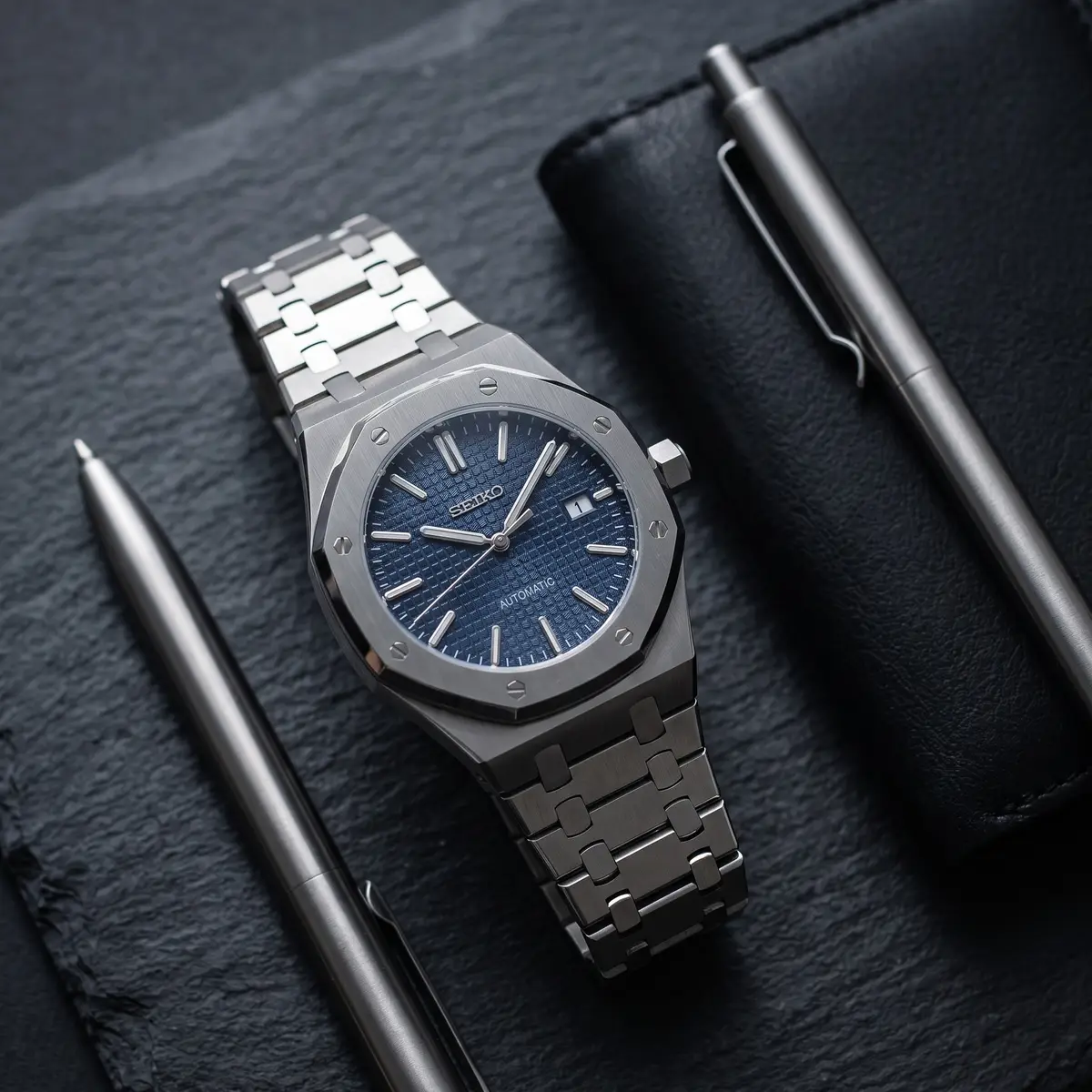 Seiko Mod Uhr OAK MOD | Blau – Integriertes Armband – Flatlay auf Schiefer – MedoMods