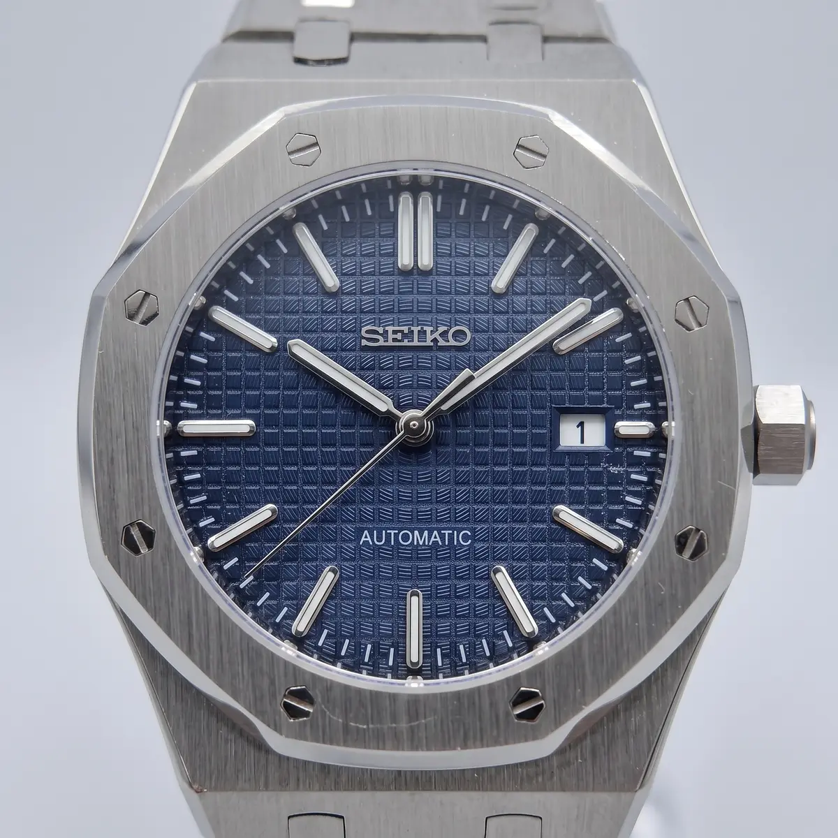 Seiko Mod Uhr OAK MOD | Blau – Integriertes Armband – Zifferblatt Nahaufnahme – MedoMods