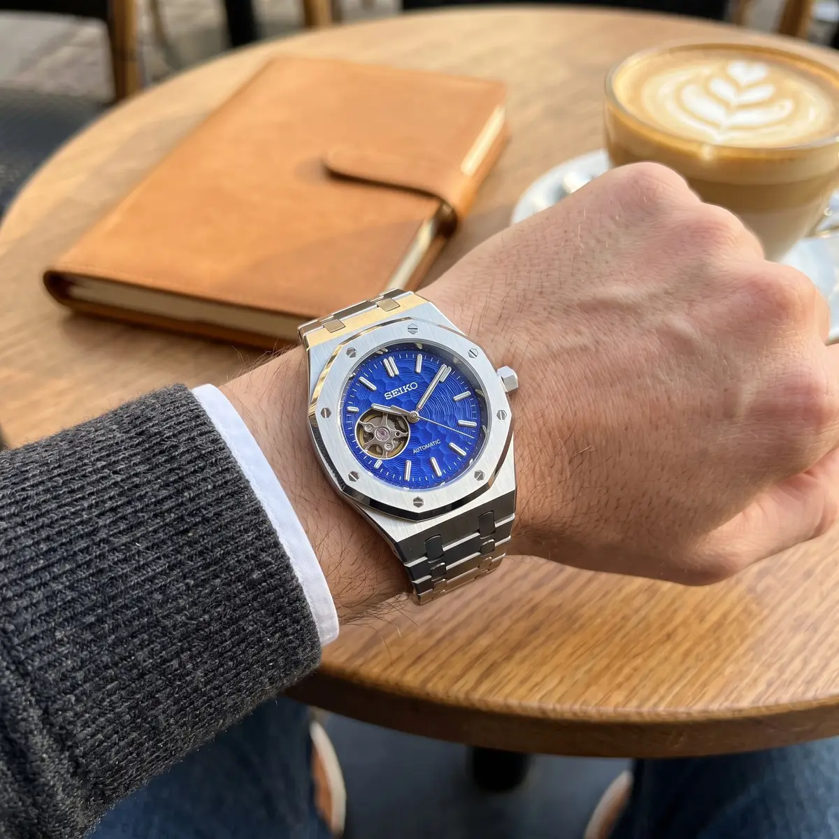 Seiko Mod Uhr OAK MOD | Blaues Zifferblatt mit offenem Herz – am Handgelenk – Wristshot – MedoMods