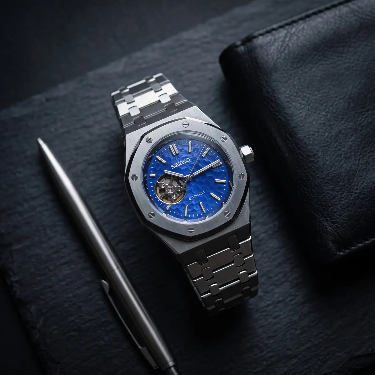 Seiko Mod Uhr OAK MOD | Blaues Zifferblatt mit offenem Herz – Flatlay auf Schiefer – MedoMods