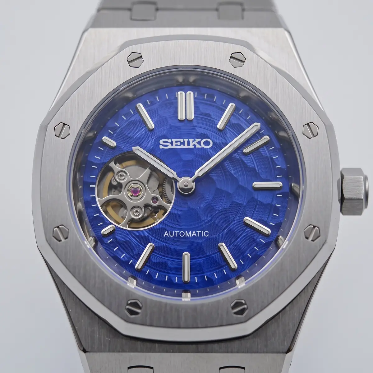 Seiko Mod Uhr OAK MOD | Blaues Zifferblatt mit offenem Herz – Zifferblatt Nahaufnahme – MedoMods