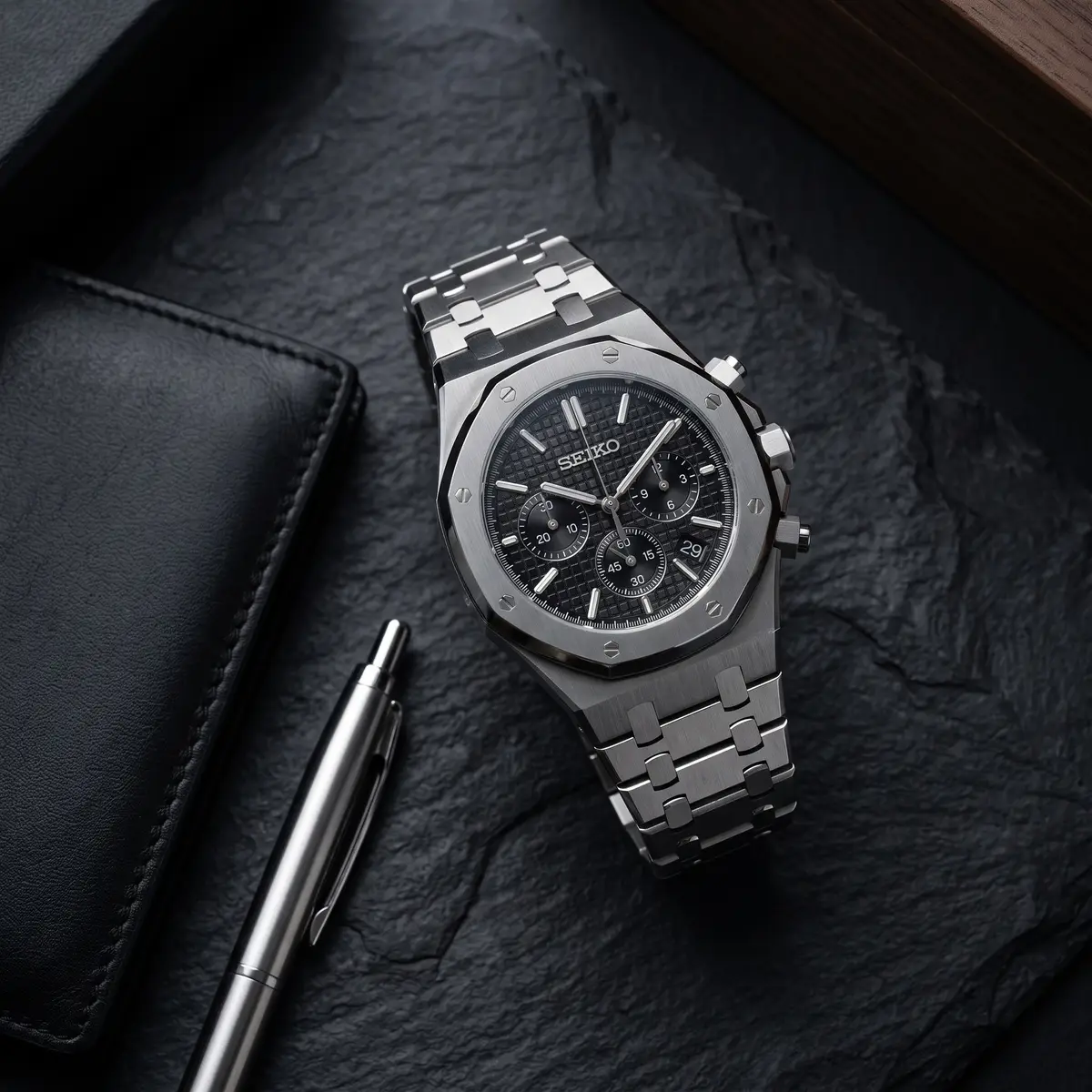 Seiko Mod Uhr OAK MOD | Chronograph β Schwarzes Zifferblatt β Flatlay auf Schiefer β MedoMods