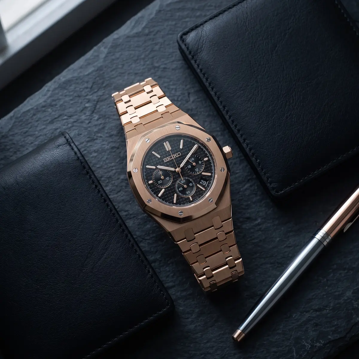 Seiko Mod Uhr OAK MOD CHRONOGRAPH β BLACK ROSE β Flatlay auf Schiefer β MedoMods