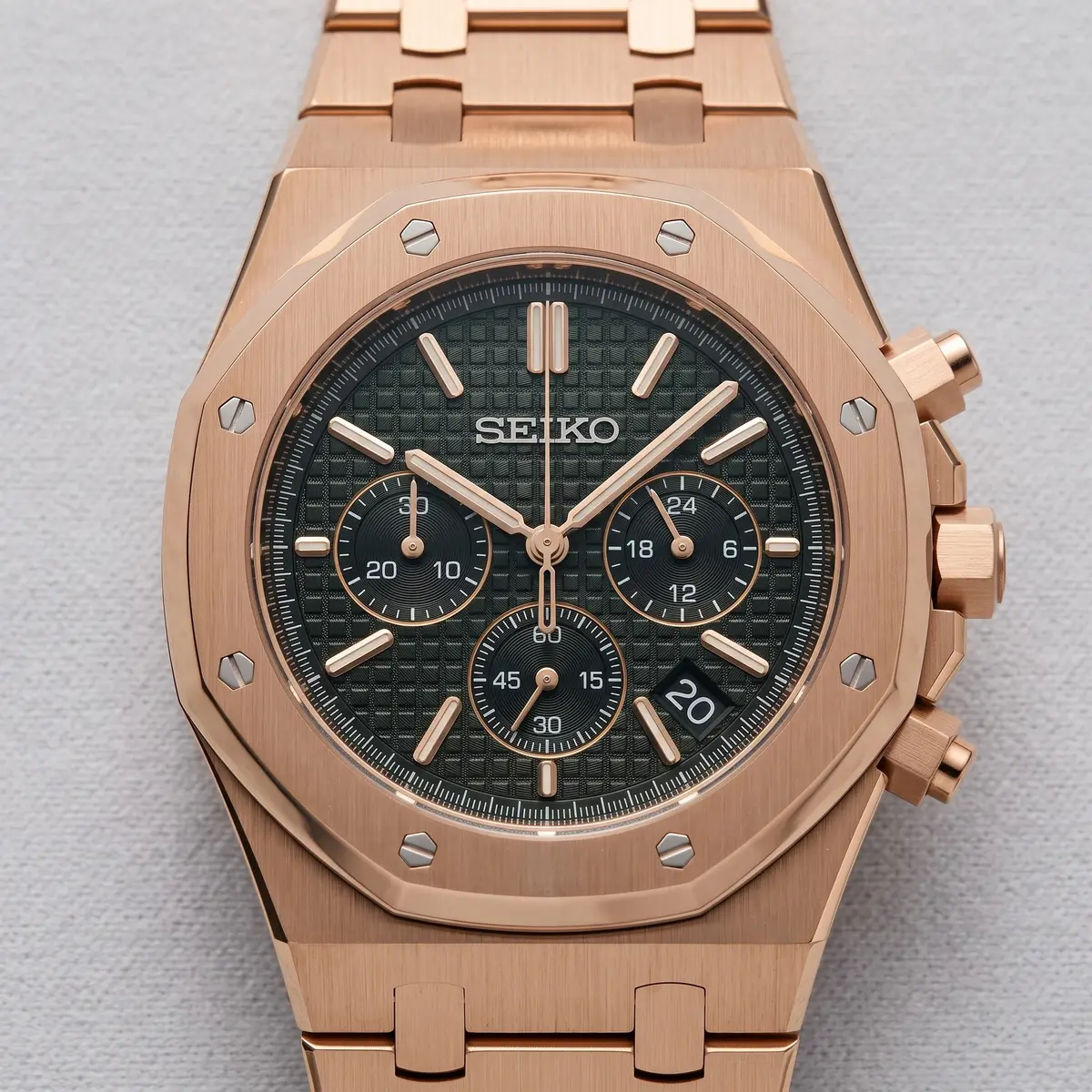 Seiko Mod Uhr OAK MOD CHRONOGRAPH – BLACK ROSE – Zifferblatt Nahaufnahme – MedoMods
