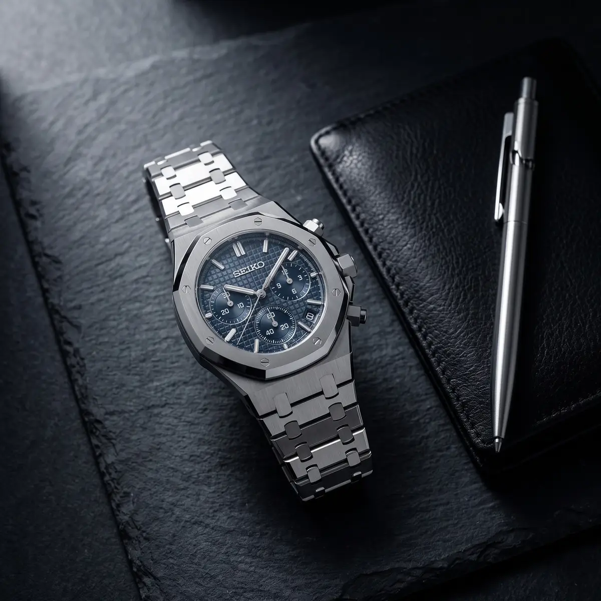 Seiko Mod Uhr OAK MOD CHRONOGRAPH – BLAU – Flatlay auf Schiefer – MedoMods