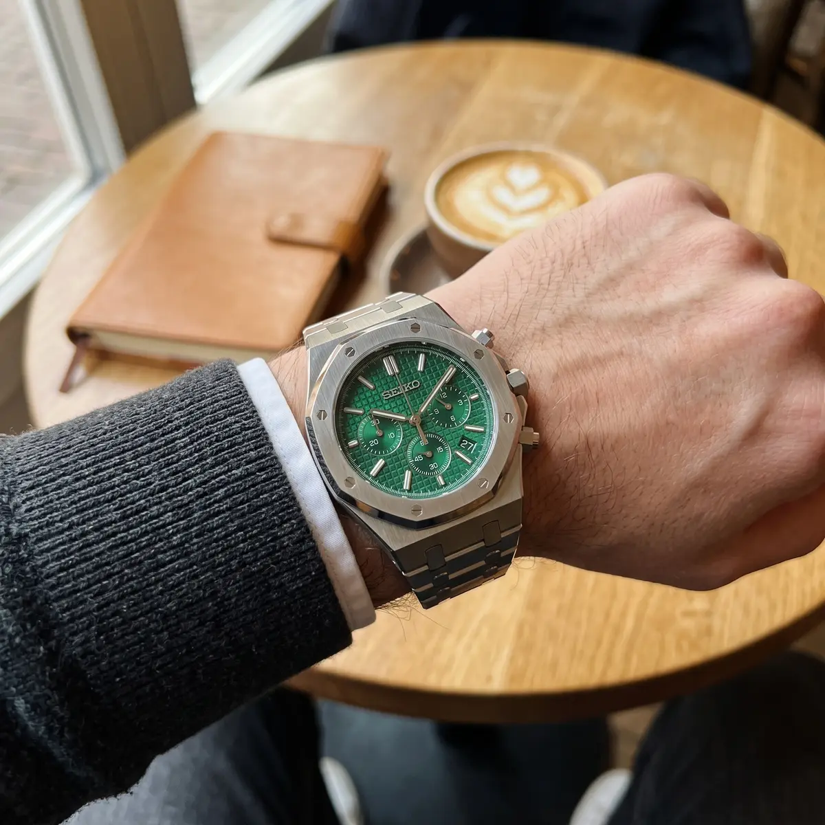 Seiko Mod Uhr OAK MOD | Chronograph Grün – am Handgelenk – Wristshot – MedoMods