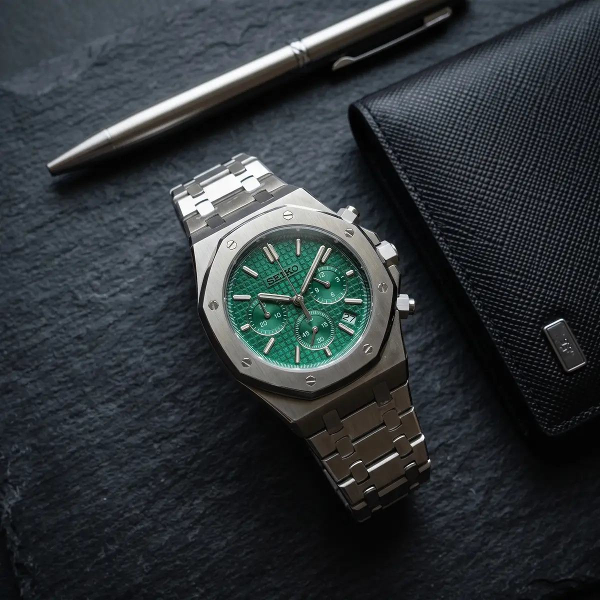 Seiko Mod Uhr OAK MOD | Chronograph Grün – Flatlay auf Schiefer – MedoMods