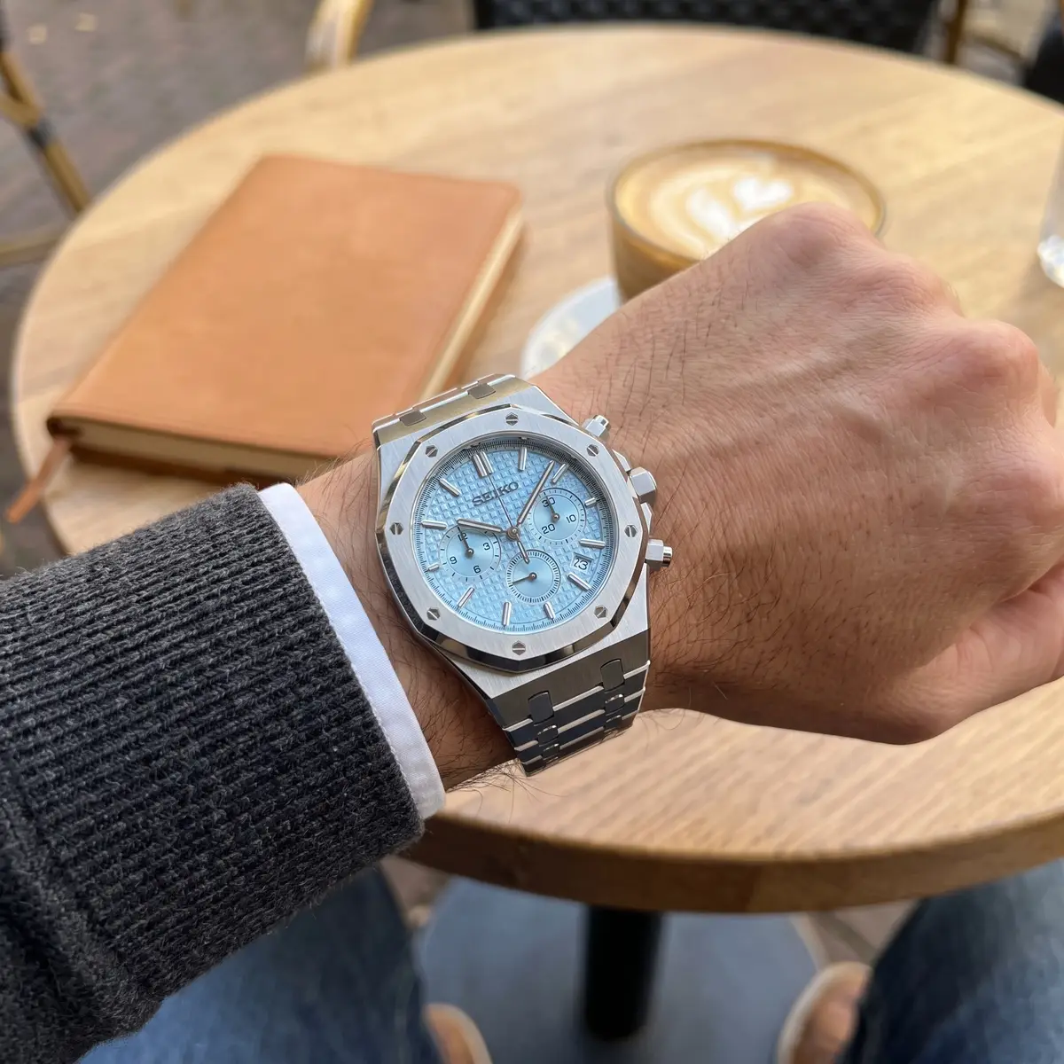 Seiko Mod Uhr OAK MOD CHRONOGRAPH β ICE BLUE β am Handgelenk β Wristshot β MedoMods