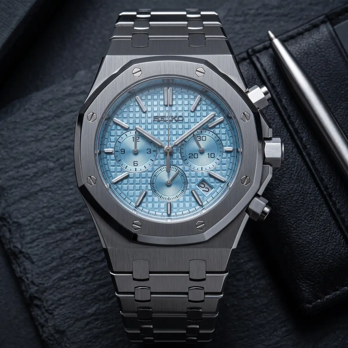 Seiko Mod Uhr OAK MOD CHRONOGRAPH β ICE BLUE β Flatlay auf Schiefer β MedoMods