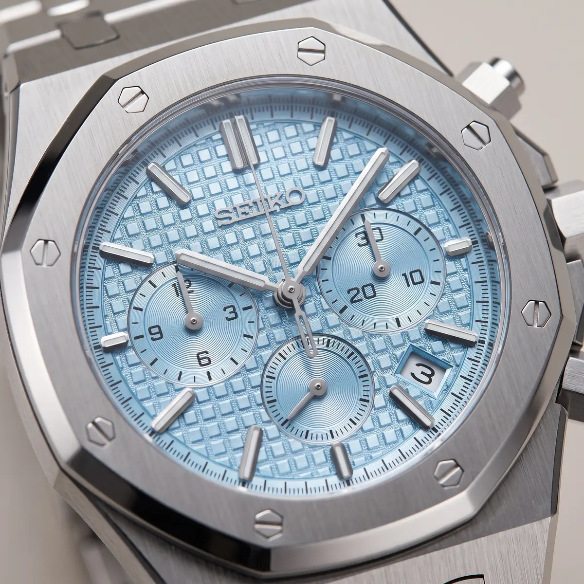 Seiko Mod Uhr OAK MOD CHRONOGRAPH β ICE BLUE β Zifferblatt Nahaufnahme β MedoMods