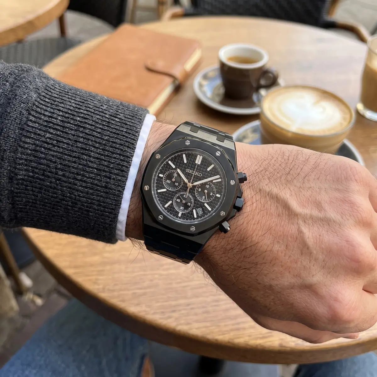 Seiko Mod Uhr OAK MOD | Chronograph-Design – Ganz in Schwarz – Schwarzes Zifferblatt – am Handgelenk – Wristshot – MedoMods