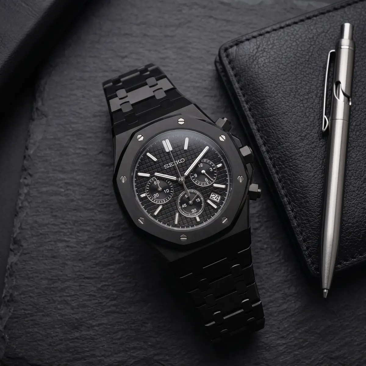Seiko Mod Uhr OAK MOD | Chronograph-Design – Ganz in Schwarz – Schwarzes Zifferblatt – Flatlay auf Schiefer – MedoMods