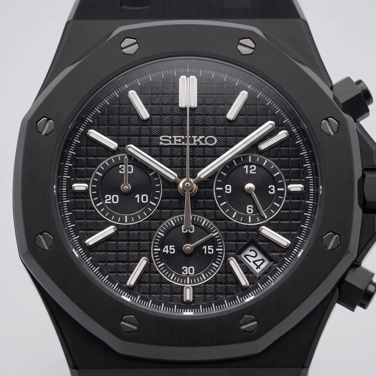 Seiko Mod Uhr OAK MOD | Chronograph-Design – Ganz in Schwarz – Schwarzes Zifferblatt – Zifferblatt Nahaufnahme – MedoMods