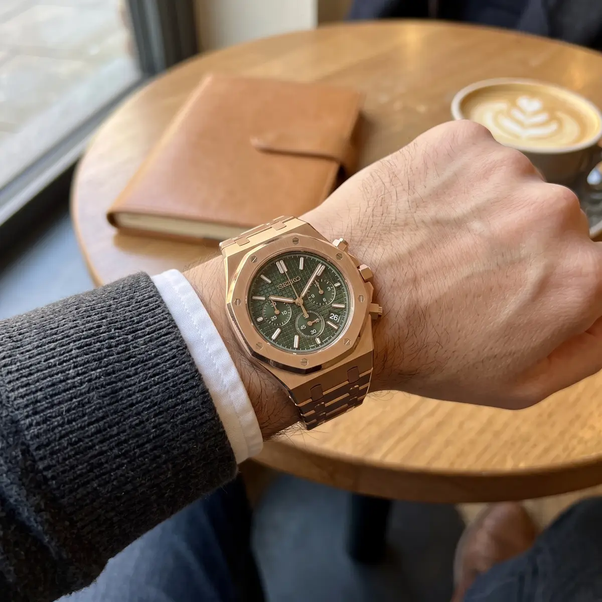 Seiko Mod Uhr OAK MOD | Chronographen-Design – Roségoldfarben – Grünes Zifferblatt – am Handgelenk – Wristshot – MedoMods