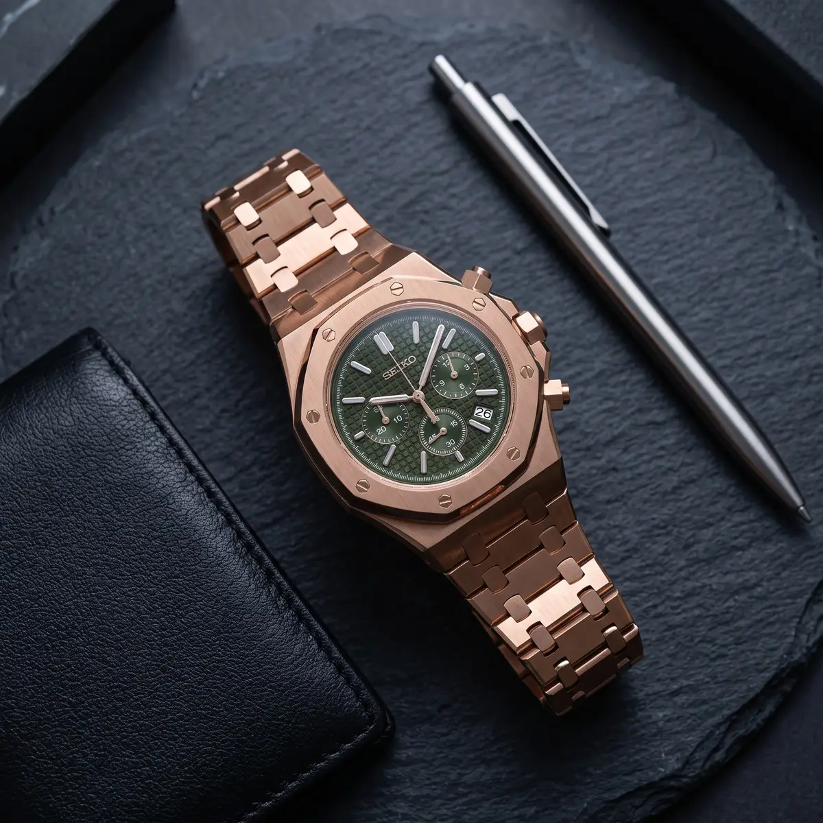 Seiko Mod Uhr OAK MOD | Chronographen-Design – Roségoldfarben – Grünes Zifferblatt – Flatlay auf Schiefer – MedoMods