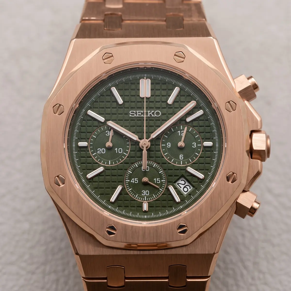 Seiko Mod Uhr OAK MOD | Chronographen-Design – Roségoldfarben – Grünes Zifferblatt – Zifferblatt Nahaufnahme – MedoMods