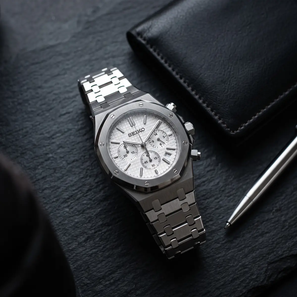 Seiko Mod Uhr OAK MOD CHRONOGRAPH – WEISS – Flatlay auf Schiefer – MedoMods